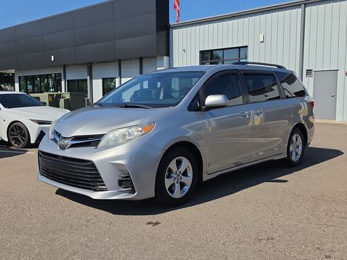 Used 2018 Toyota Sienna LE FWD image 3