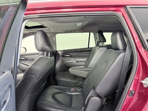 Used 2021 Toyota Highlander XLE image 22