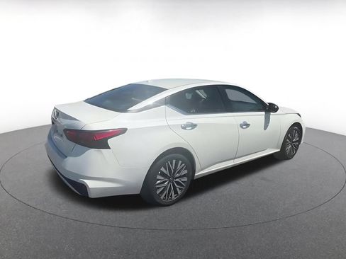 Used 2025 Nissan Altima 2.5 SV FWD image 12