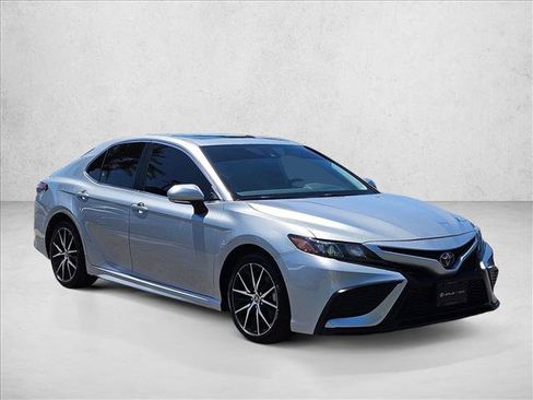 Used 2023 Toyota Camry SE w/ Convenience Package FWD image 4