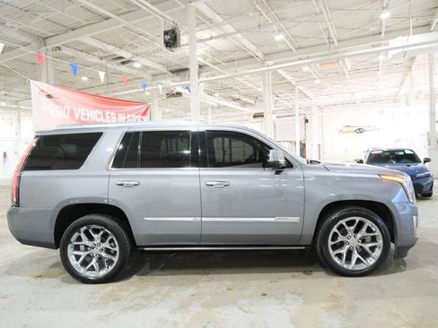 Used 2018 Cadillac Escalade Premium Luxury AWD/4WD image 14