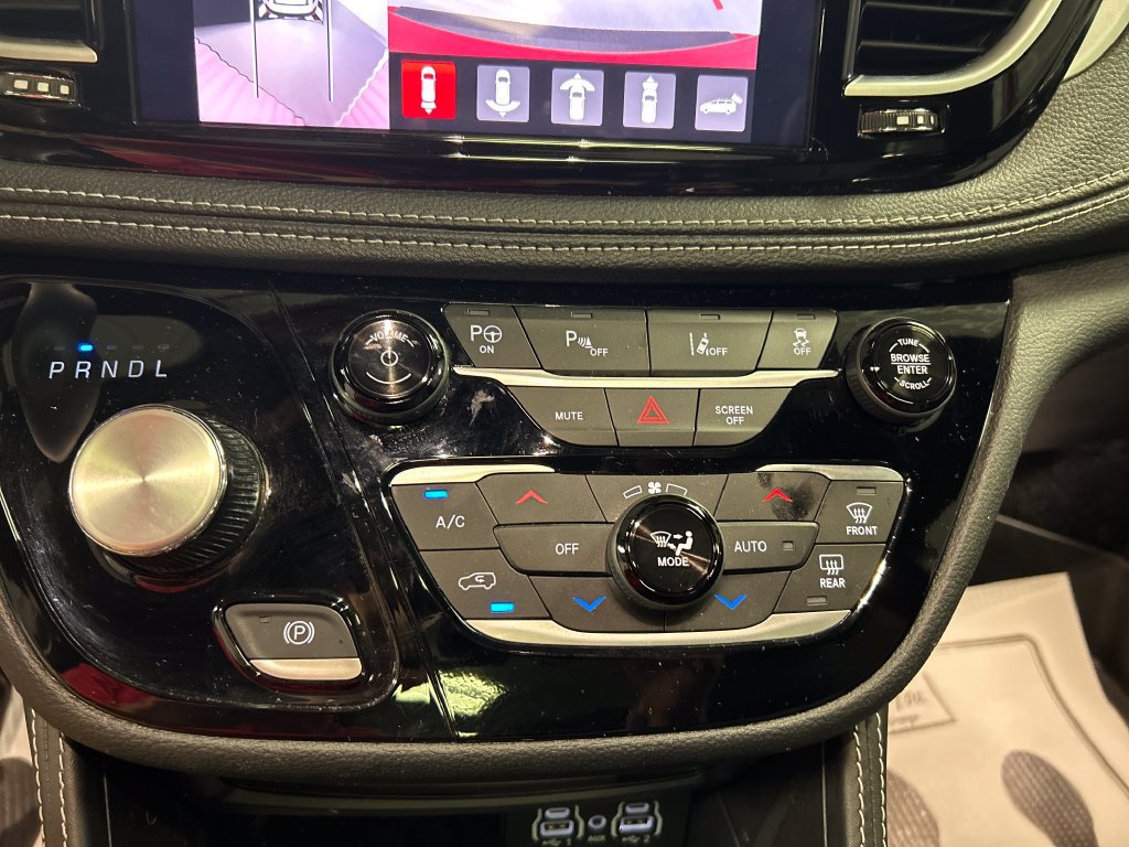 Used 2025 Chrysler Pacifica Premium FWD image 17
