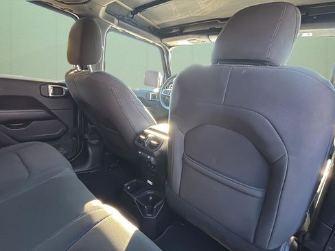 Used 2018 Jeep Wrangler Unlimited Sahara image 45