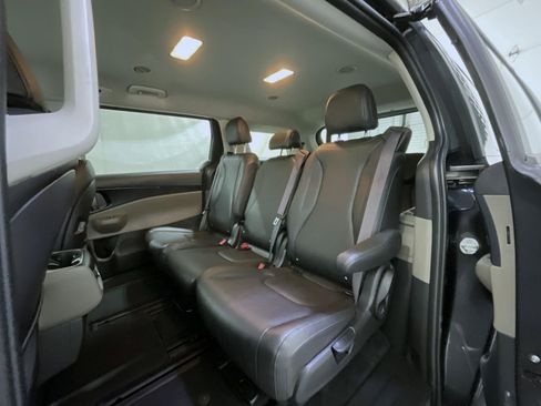 Used 2025 Kia Carnival FWD image 19