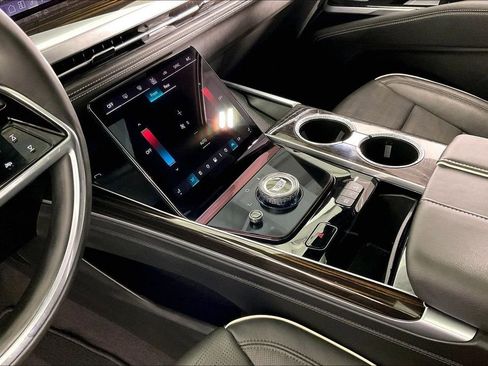 Used 2025 Cadillac Escalade Premium Luxury image 19