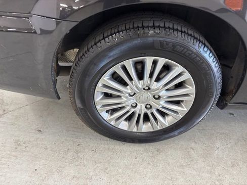 Used 2014 Chrysler Town & Country Touring-L FWD image 13