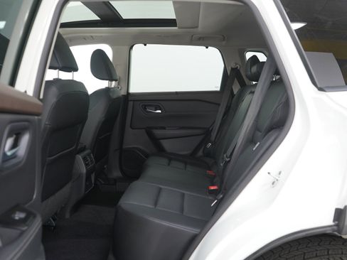 Used 2022 Nissan Rogue SV w/ SV Premium Package image 17