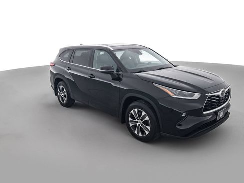 Used 2021 Toyota Highlander XLE AWD/4WD image 3