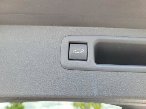 Used 2023 Toyota Highlander XLE FWD image 13