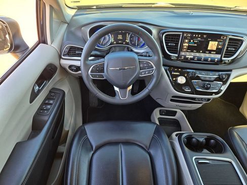 Used 2023 Chrysler Pacifica Touring-L FWD image 13