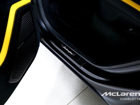 Used 2024 Lamborghini Urus Performante AWD/4WD image 20