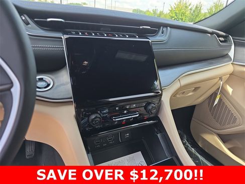 New 2025 Jeep Grand Cherokee L Limited w/ Luxury Tech Group II image 21