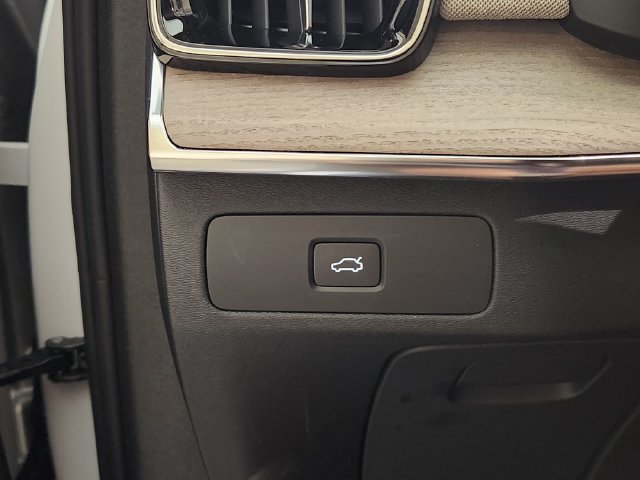 Certified 2026 Volvo XC90 B6 Plus w/ Protection Package Premier AWD/4WD image 22