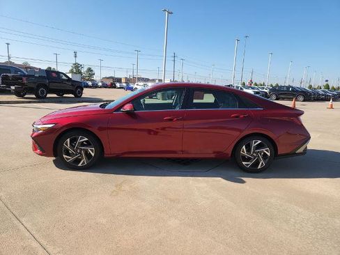 Used 2025 Hyundai Elantra Limited image 8