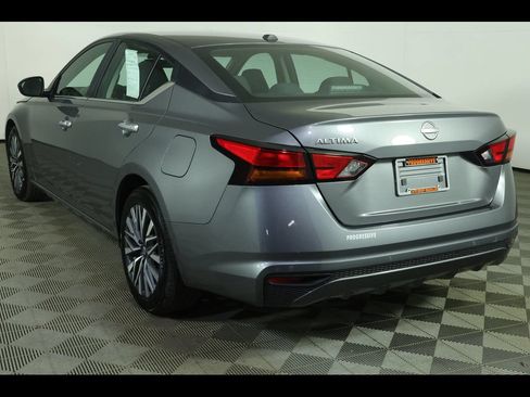 Used 2025 Nissan Altima 2.5 SV FWD image 13
