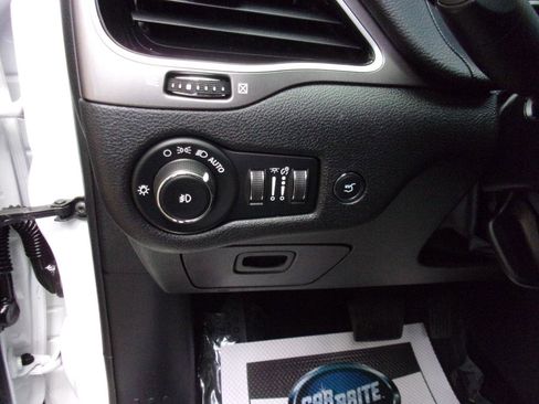 Used 2020 Jeep Cherokee Limited AWD/4WD image 17