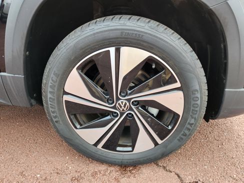 Used 2023 Volkswagen Taos SE w/ Panoramic Sunroof Package image 7