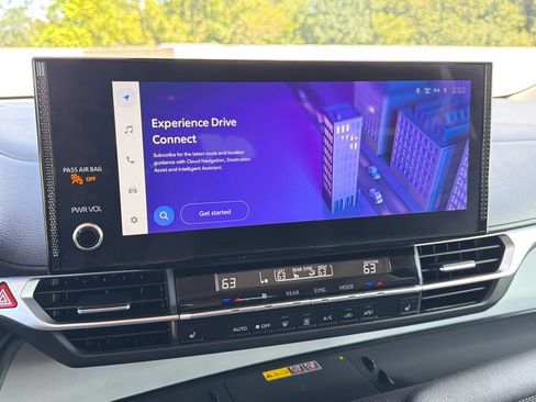 Used 2025 Toyota Sienna XLE FWD image 28