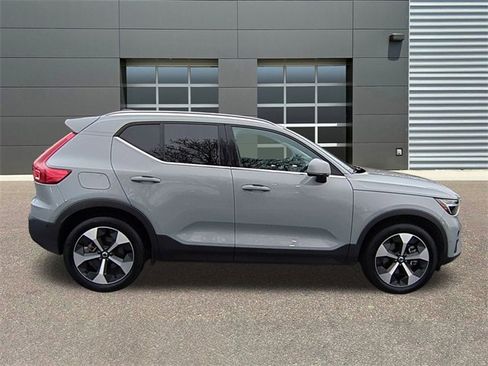 Used 2025 Volvo XC40 B5 Plus image 8