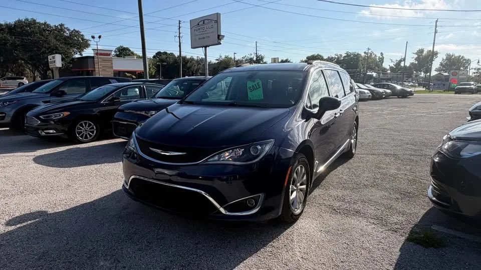 Used 2017 Chrysler Pacifica Touring-L FWD image 3
