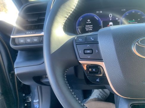 Used 2025 Toyota Crown Signia XLE image 20