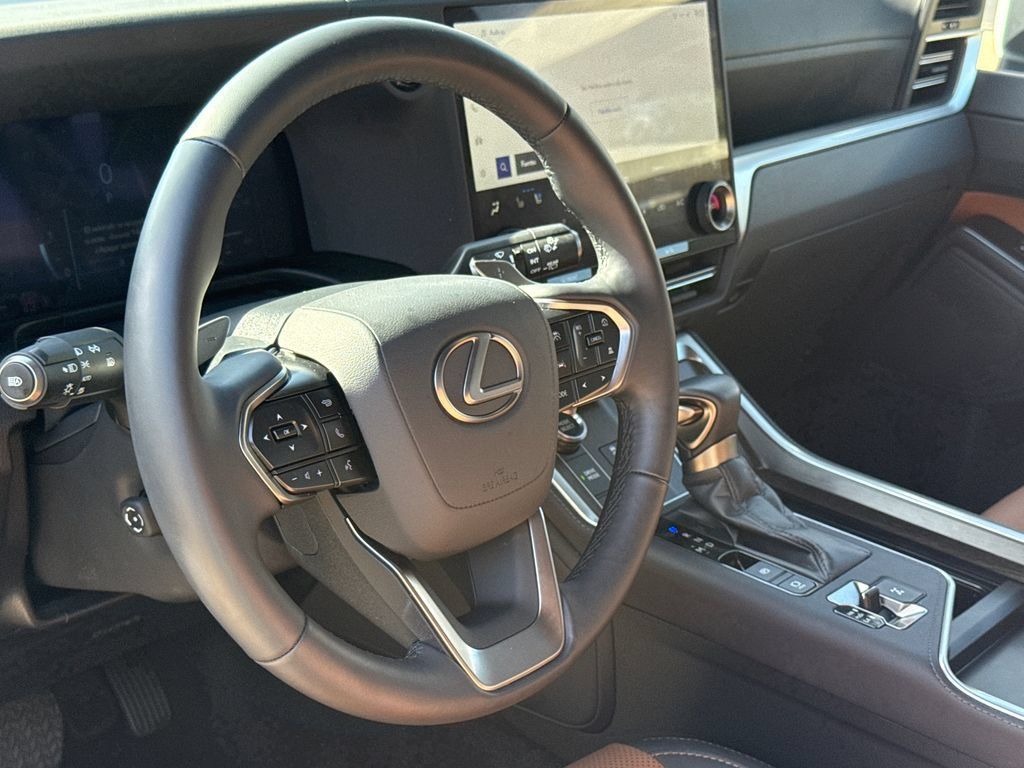 Used 2025 Lexus GX 550 w/ Accessory Package (2T) AWD/4WD image 19