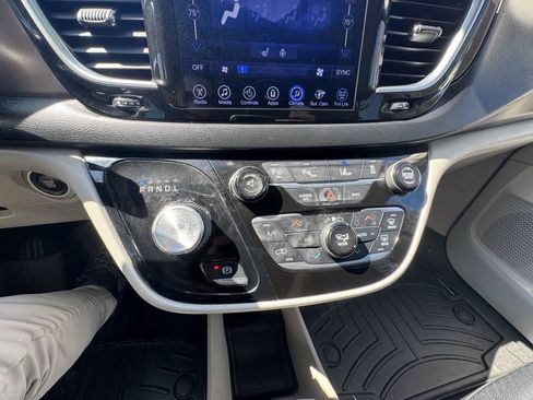 Used 2017 Chrysler Pacifica Touring-L Plus w/ Advanced Safetytec Group FWD image 38