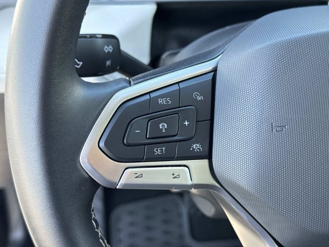 Certified 2025 Volkswagen Taos SE FWD image 11