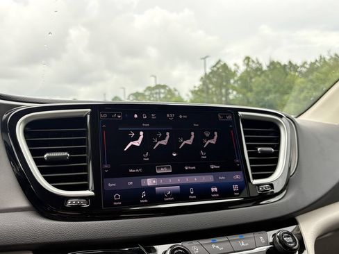 Used 2023 Chrysler Pacifica Touring-L FWD image 23