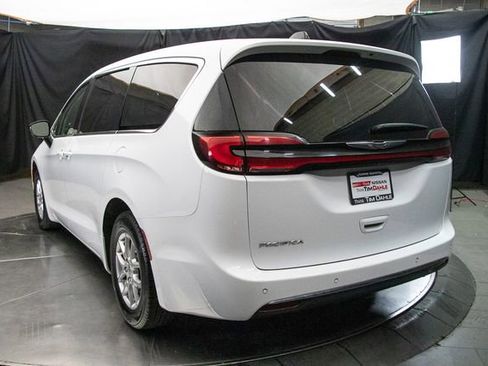 Used 2024 Chrysler Pacifica Touring-L FWD image 11