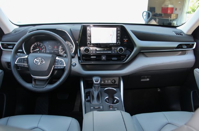 Used 2022 Toyota Highlander XLE AWD/4WD image 37