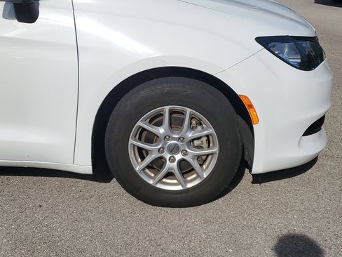 Used 2023 Chrysler Voyager LX image 9