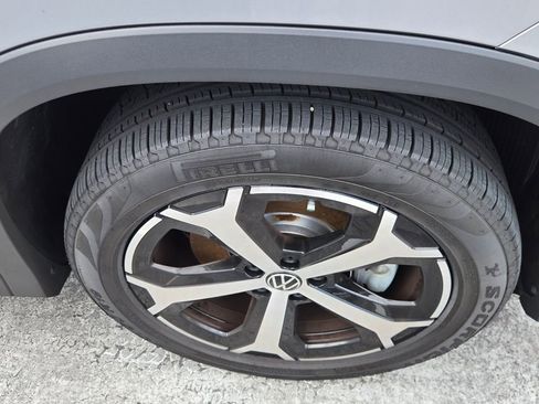 Used 2025 Volkswagen Tiguan SE w/ Panoramic Sunroof Package AWD/4WD image 7