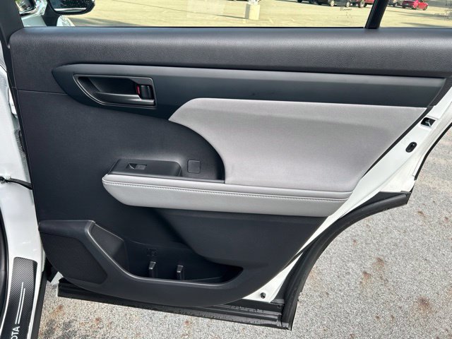 Used 2022 Toyota Highlander LE AWD/4WD image 46