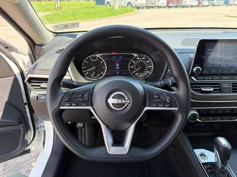 Used 2025 Nissan Altima 2.5 SV FWD image 14