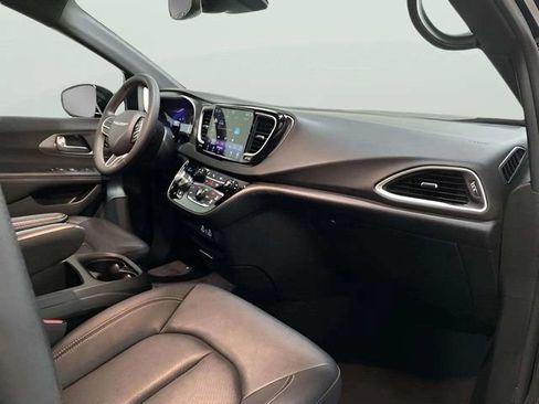 Used 2025 Chrysler Pacifica Select FWD image 24