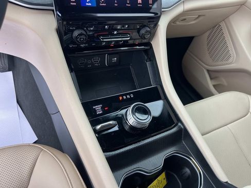 Used 2025 Jeep Grand Cherokee Limited w/ Luxury Tech Group II image 30