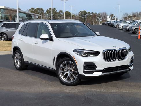 Certified 2022 BMW X5 sDrive40i image 2