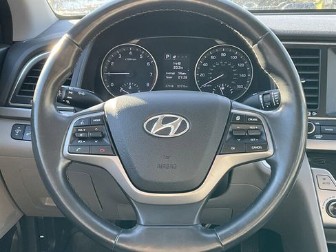 Used 2017 Hyundai Elantra Limited image 18