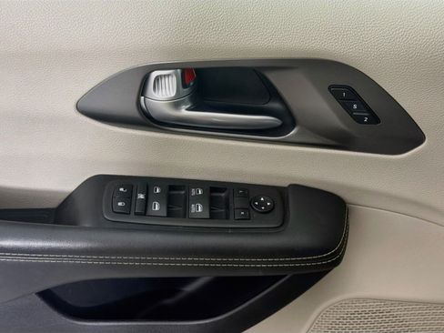 Used 2024 Chrysler Pacifica Touring-L FWD image 15