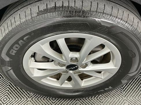 Used 2023 Kia Carnival LX image 27