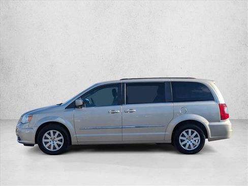 Used 2014 Chrysler Town & Country Touring image 9