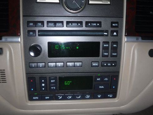 Used 2008 Lincoln Town Car Signature Limited image 34