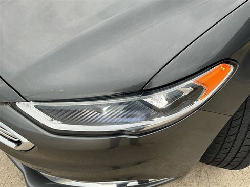 Used 2017 Ford Fusion SE w/ Fusion SE Technology Package FWD image 18