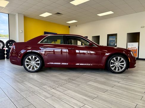 Used 2018 Chrysler 300 Touring L image 5