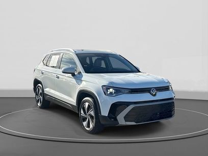 Certified 2025 Volkswagen Taos SE w/ Panoramic Sunroof Package