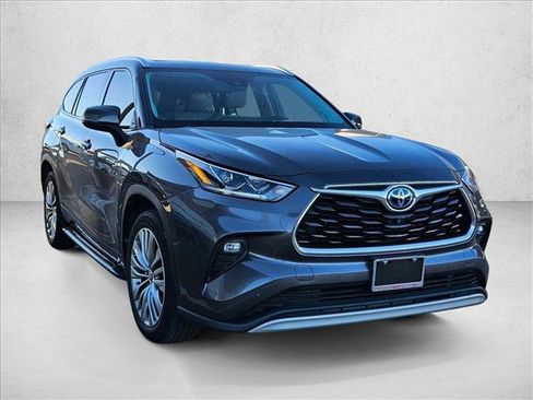 Used 2021 Toyota Highlander Platinum image 3