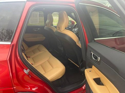 Used 2019 Volvo XC60 T5 Momentum w/ Multimedia Package AWD/4WD image 14