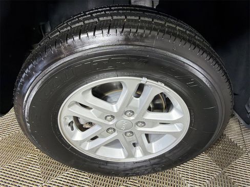 Used 2023 Jeep Grand Cherokee Laredo image 17