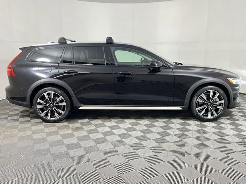 Used 2021 Volvo V60 T5 Cross Country image 11